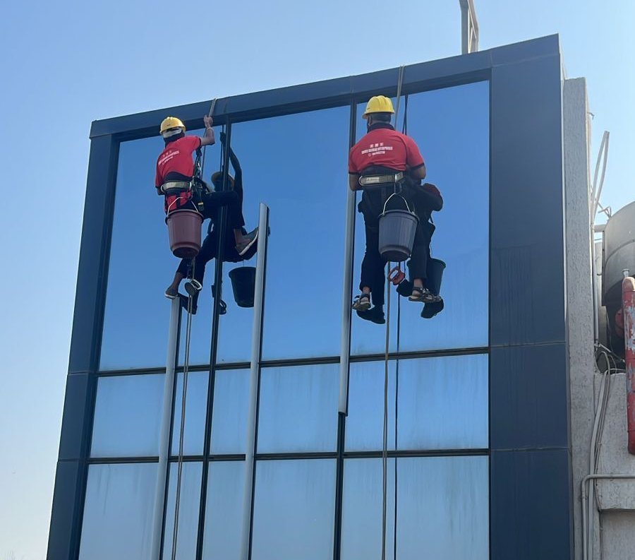 Spiderman Glass Cleaning